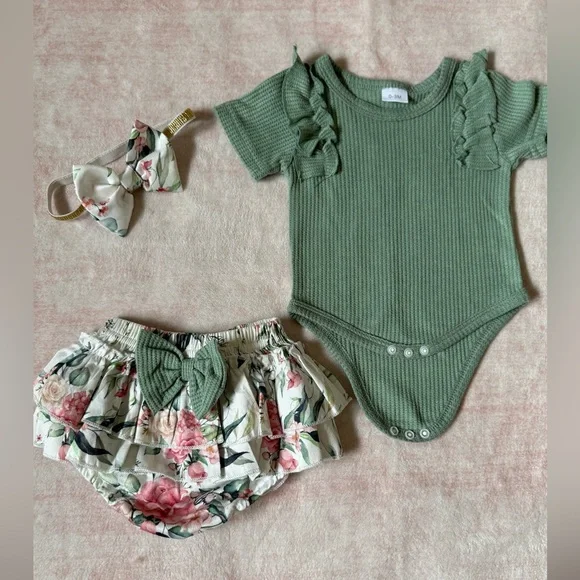 Green Ruffled Baby Bodysuit and Floral Bloomers Set - Picture 1 of 2
